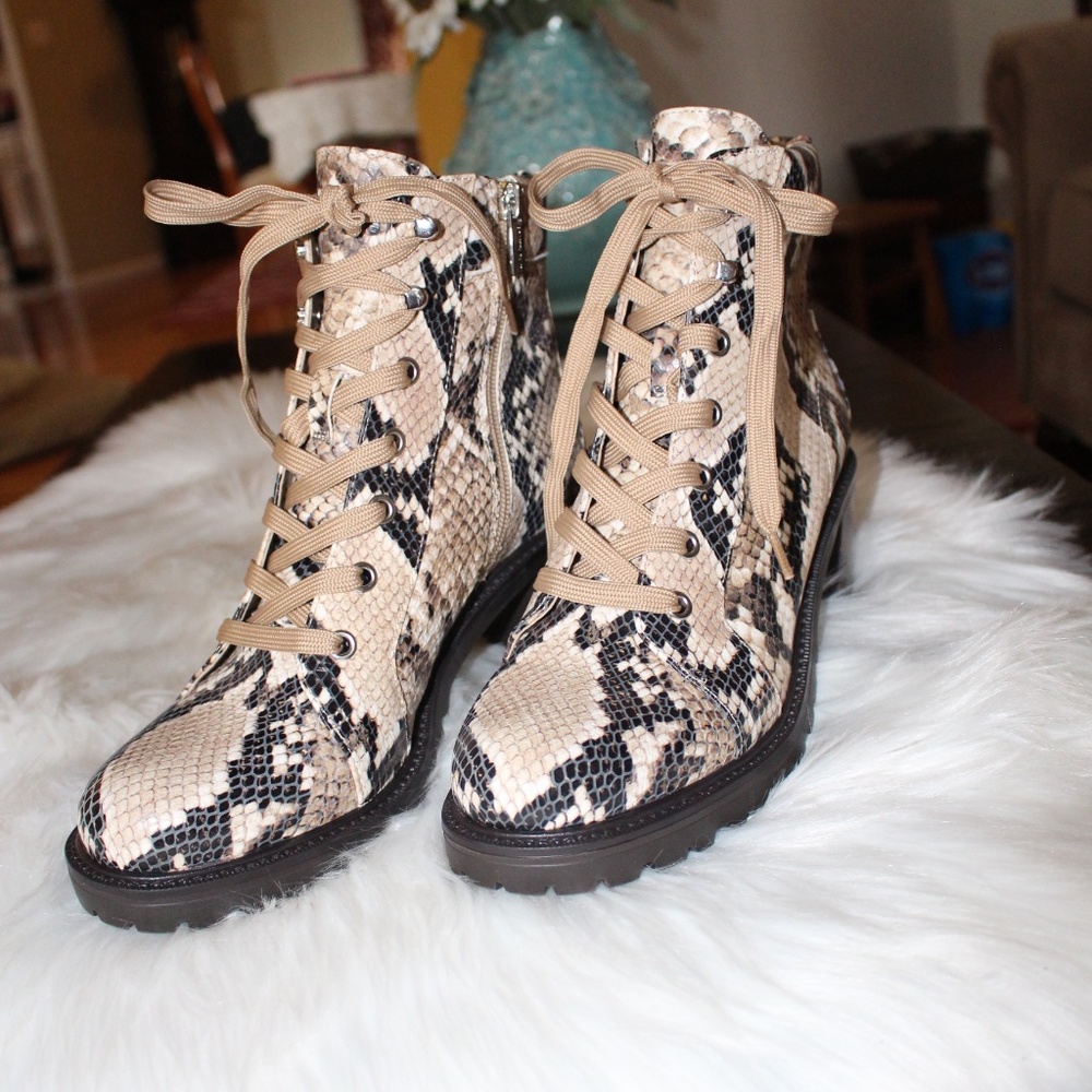 Vince Camuto , Gaviana Leather lace-up Side zip Ankle Boots. NWOT